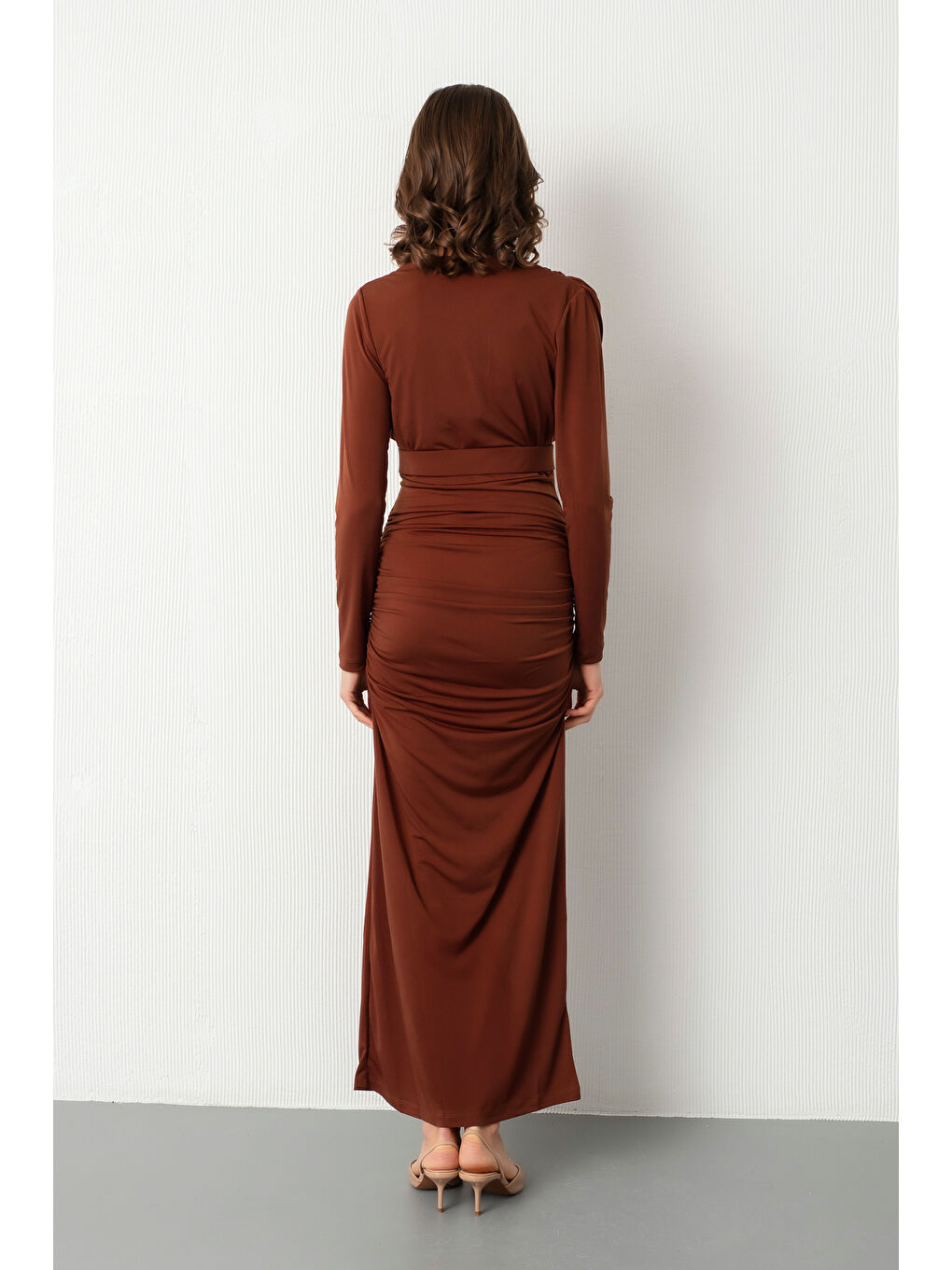 Kadın Kahverengi Kemerli Büzgü Detay Midi Davet Elbisesi-5