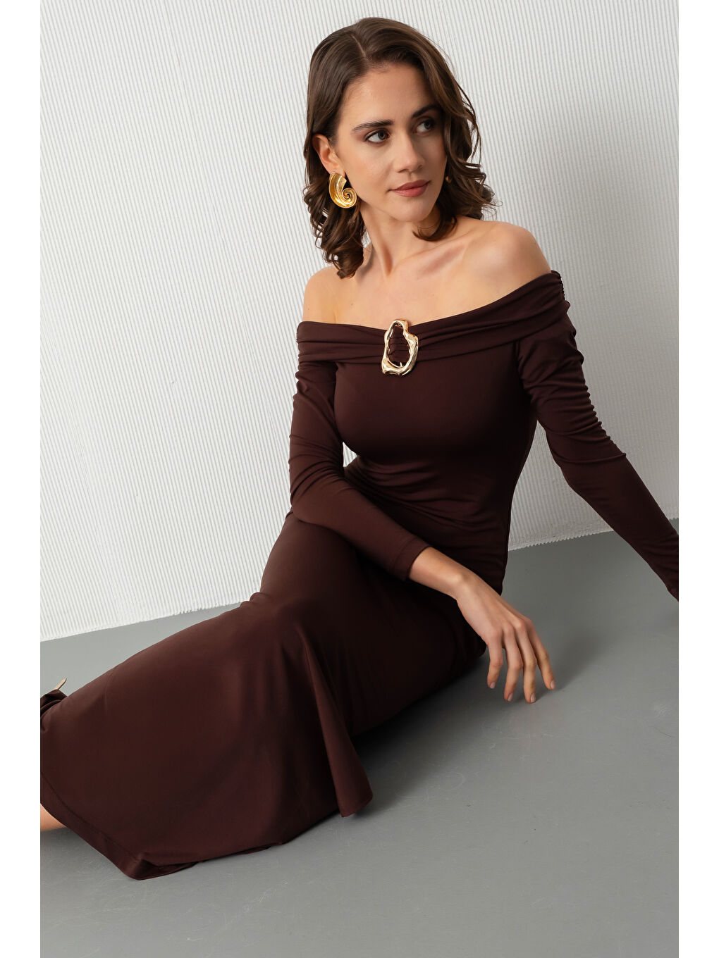 Kadın Kahverengi Madonna Yaka Aksesuar Detay Davet Elbisesi