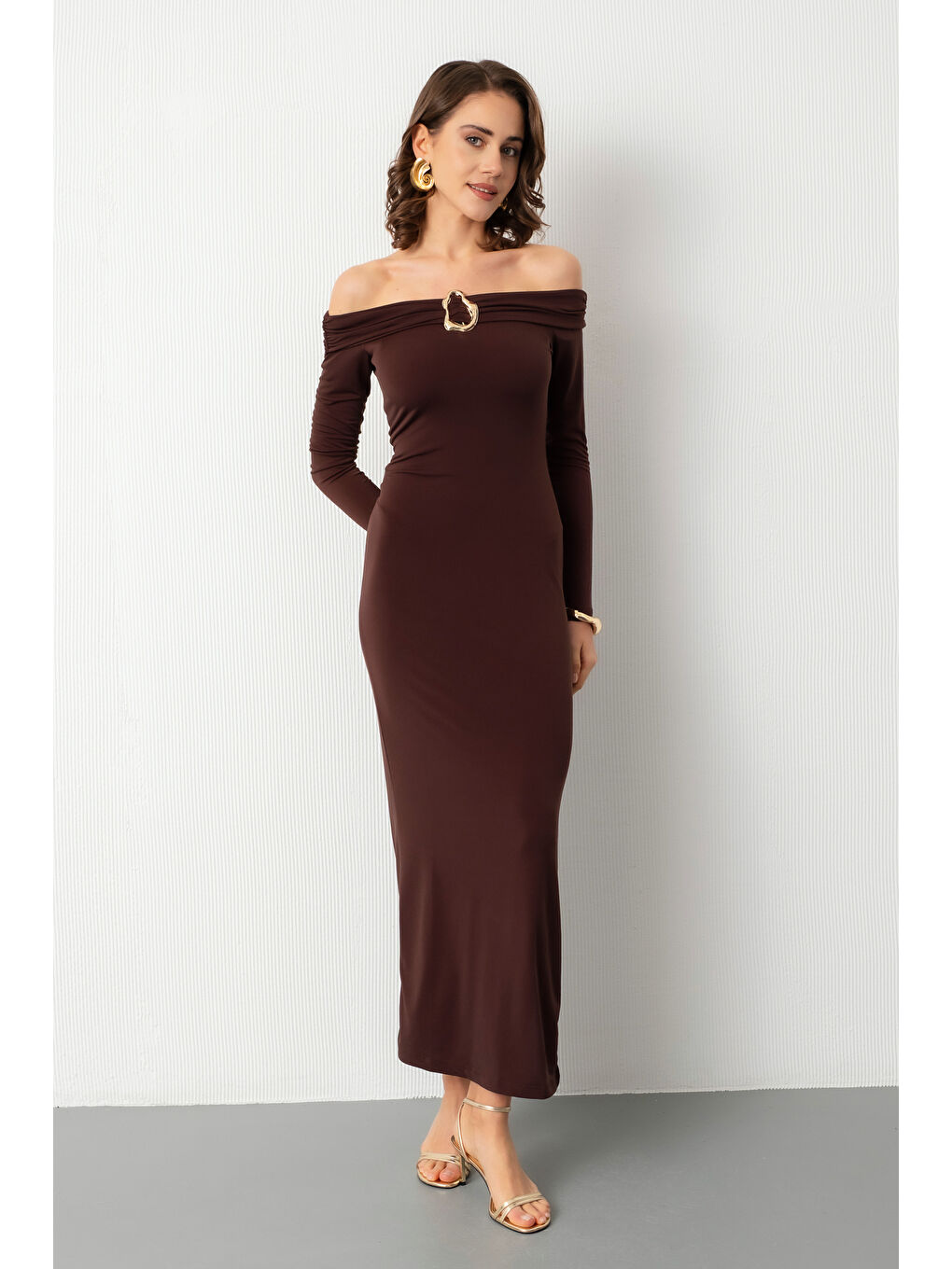 Kadın Kahverengi Madonna Yaka Aksesuar Detay Davet Elbisesi-1