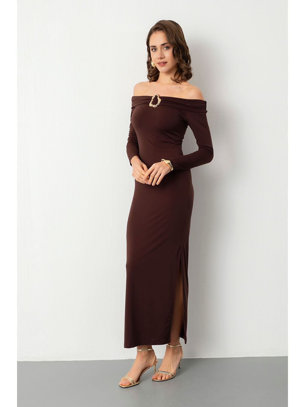 Kadın Kahverengi Madonna Yaka Aksesuar Detay Davet Elbisesi-2