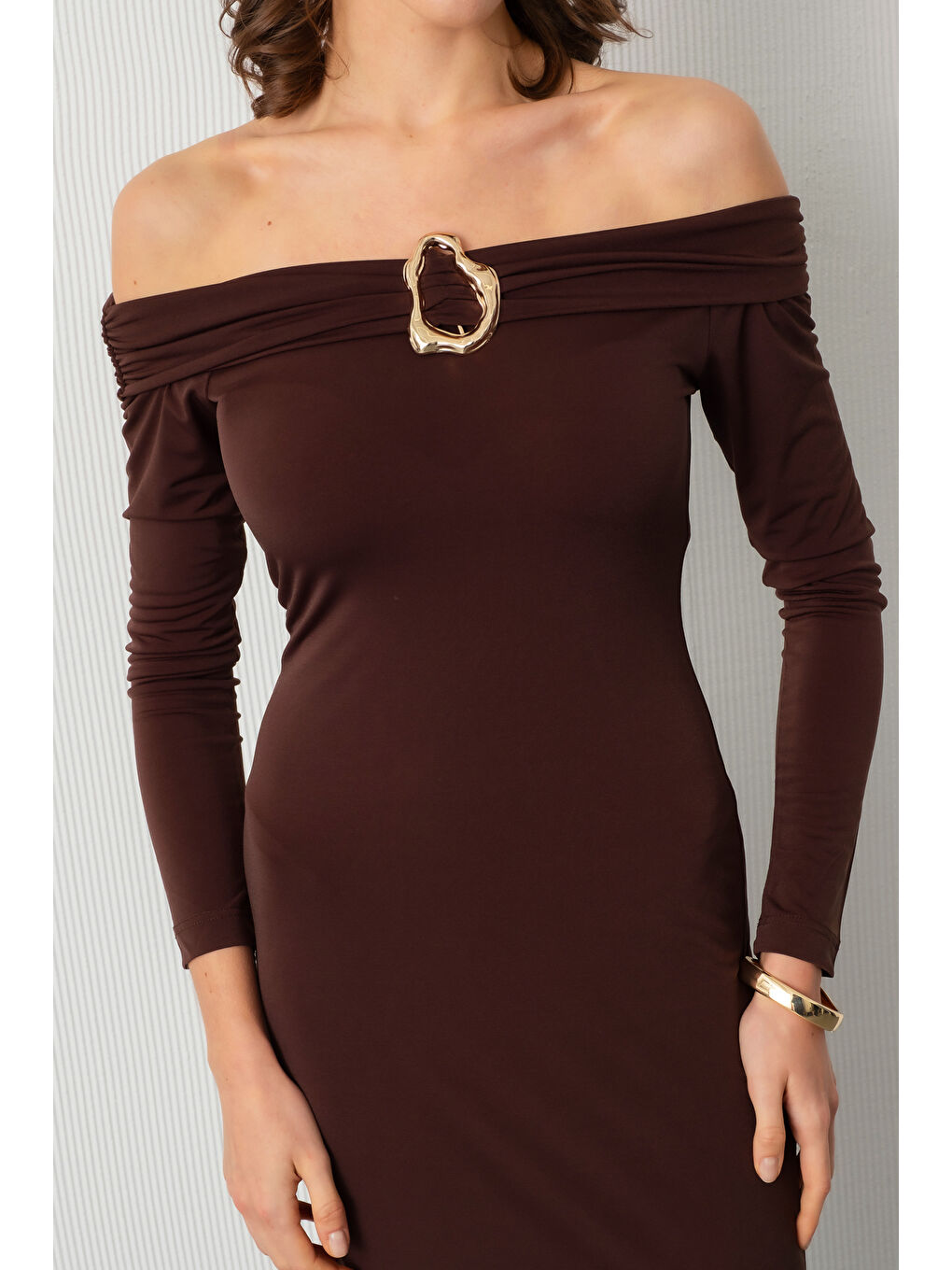 Kadın Kahverengi Madonna Yaka Aksesuar Detay Davet Elbisesi-3