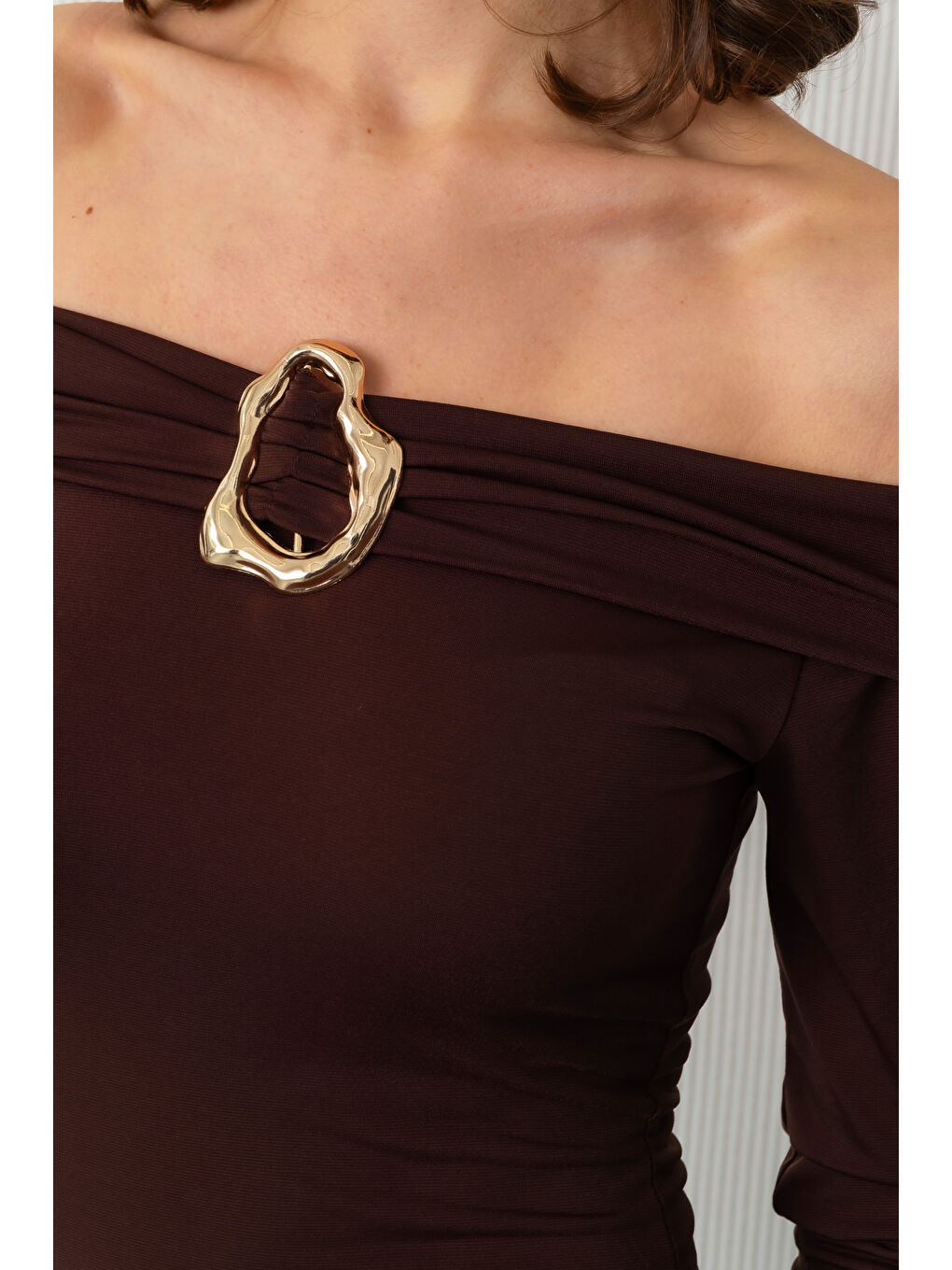 Kadın Kahverengi Madonna Yaka Aksesuar Detay Davet Elbisesi-4