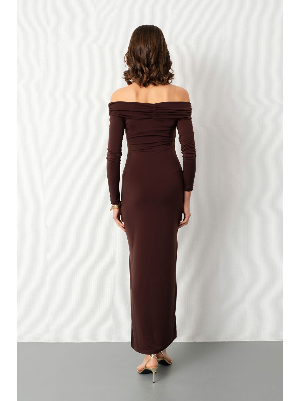 Kadın Kahverengi Madonna Yaka Aksesuar Detay Davet Elbisesi-5