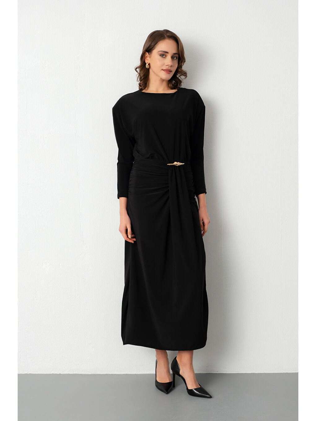 Kadın Siyah Bisiklet Yaka Aksesuar Detay Yırtmaçlı Midi Davet Elbisesi