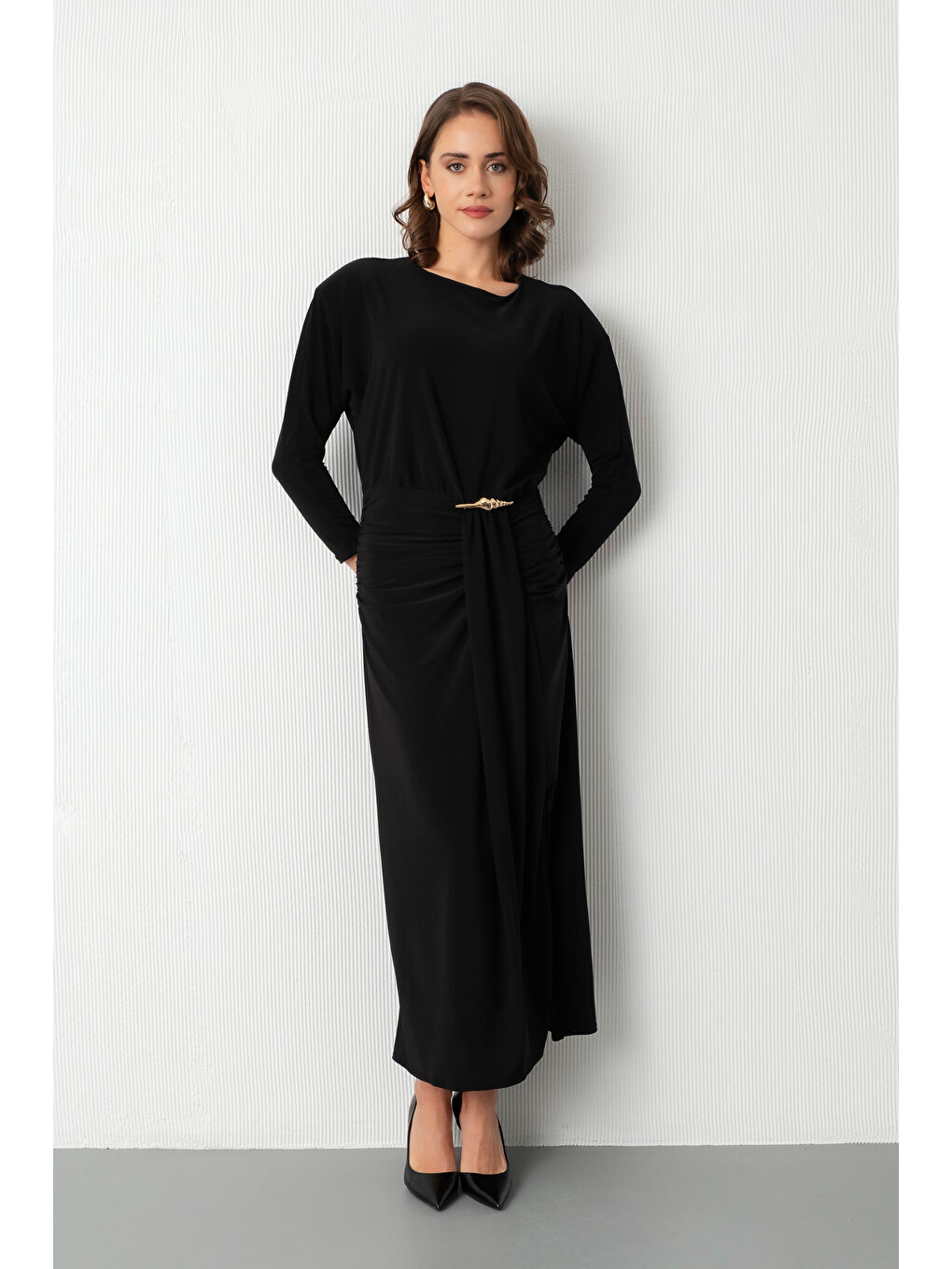 Kadın Siyah Bisiklet Yaka Aksesuar Detay Yırtmaçlı Midi Davet Elbisesi-1