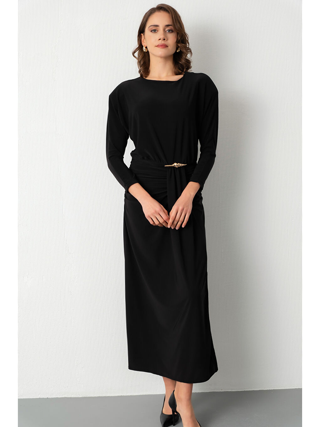 Kadın Siyah Bisiklet Yaka Aksesuar Detay Yırtmaçlı Midi Davet Elbisesi-2