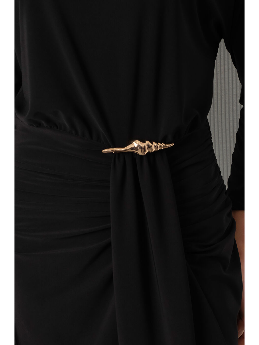 Kadın Siyah Bisiklet Yaka Aksesuar Detay Yırtmaçlı Midi Davet Elbisesi-3