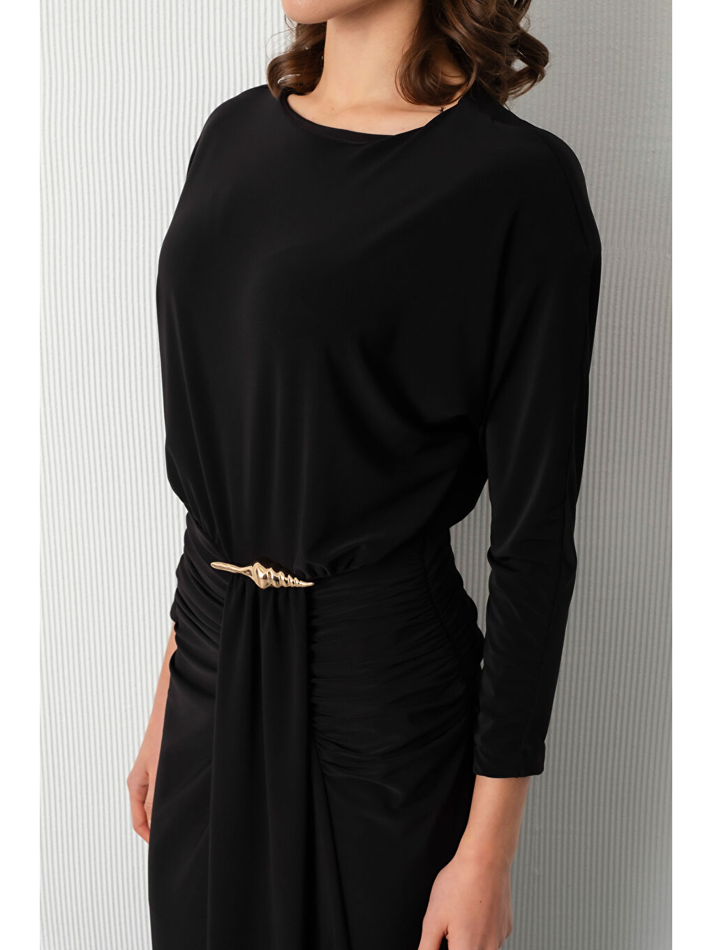Kadın Siyah Bisiklet Yaka Aksesuar Detay Yırtmaçlı Midi Davet Elbisesi-4