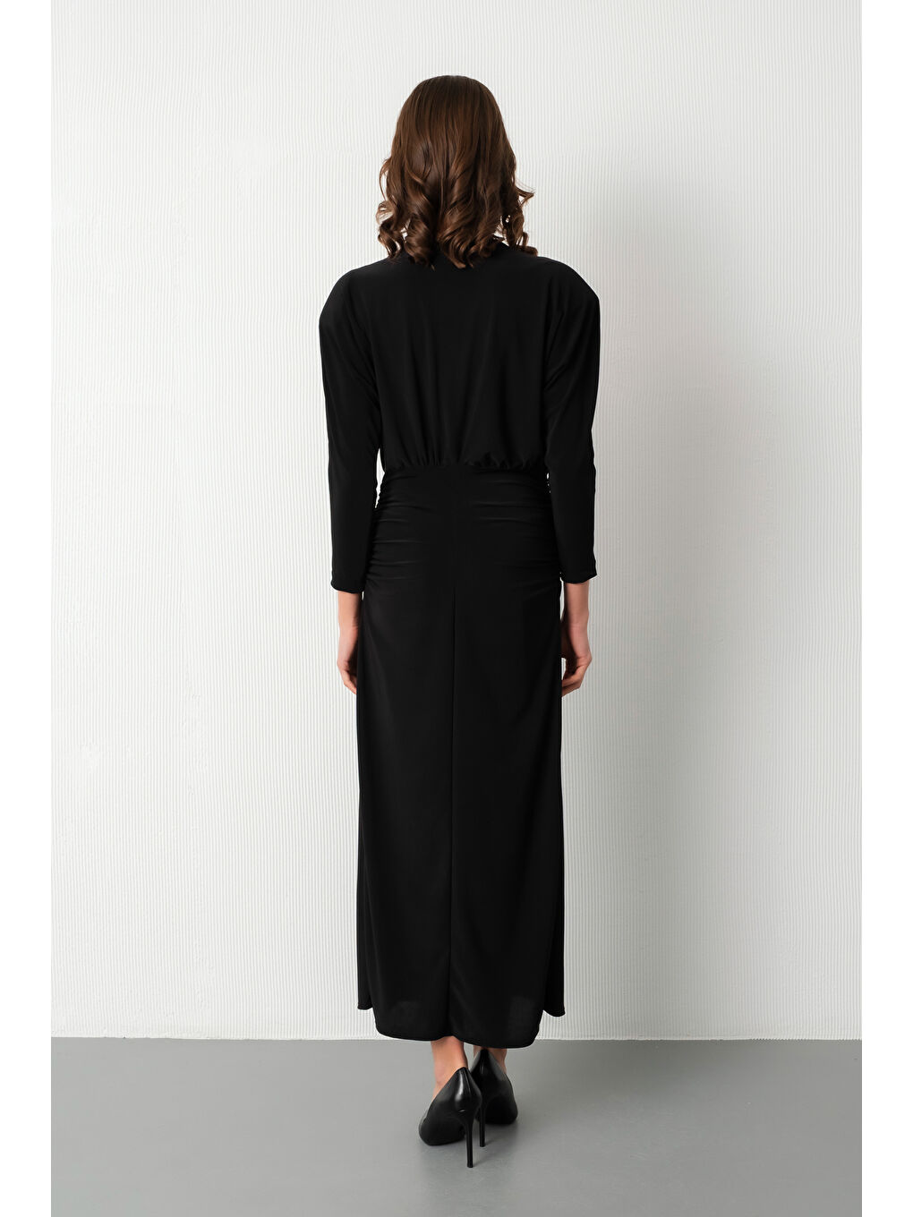 Kadın Siyah Bisiklet Yaka Aksesuar Detay Yırtmaçlı Midi Davet Elbisesi-5