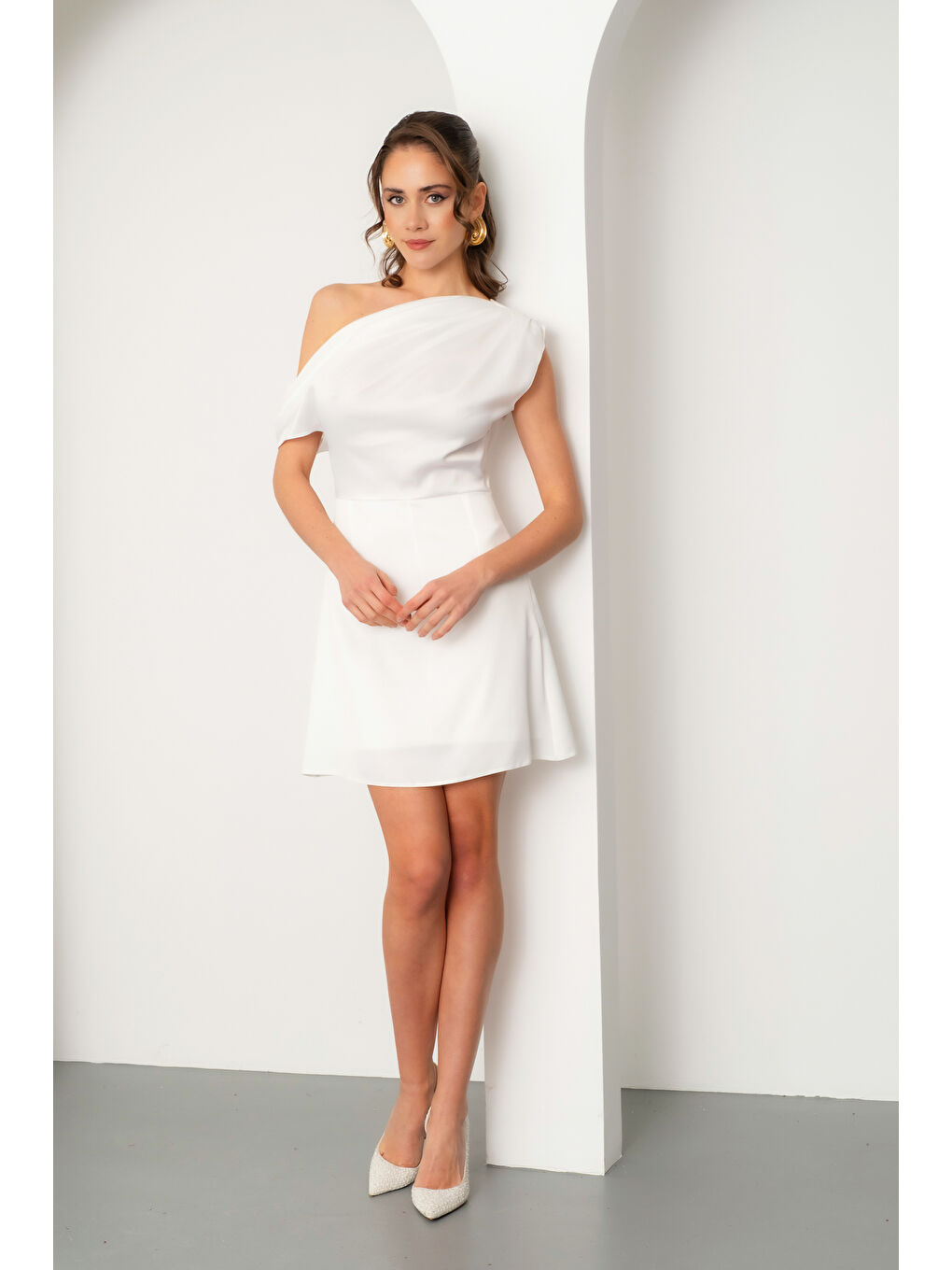 Kadın Beyaz Degaje Yaka Mini Saten Mezuniyet Abiye Elbise