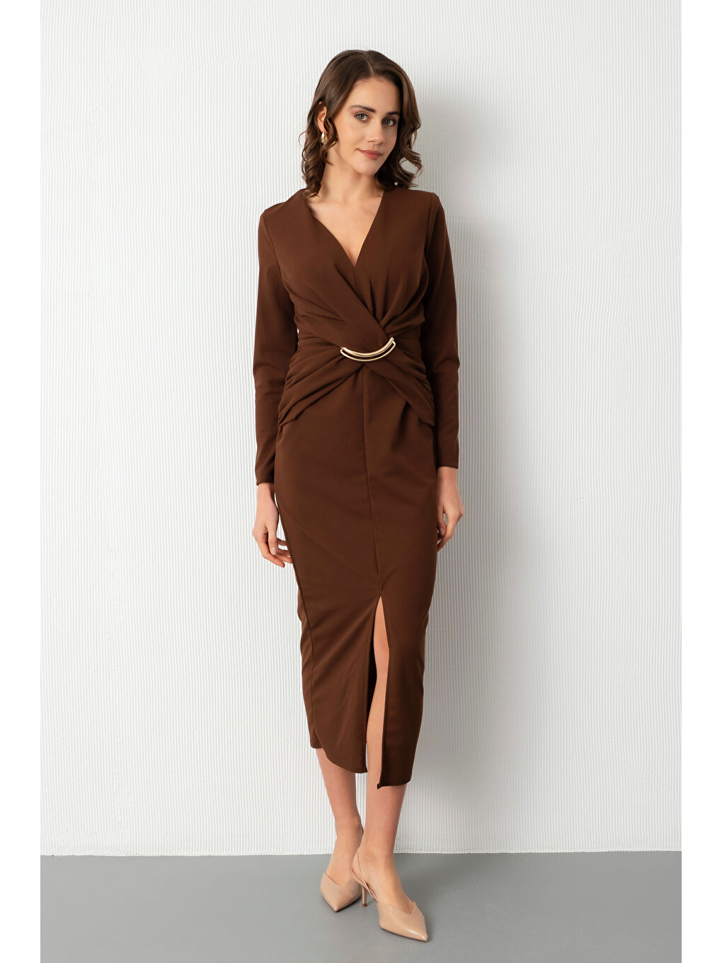 Kadın Kahverengi V Yaka Aksesuar Detay Yırtmaçlı Midi Davet Elbisesi-1