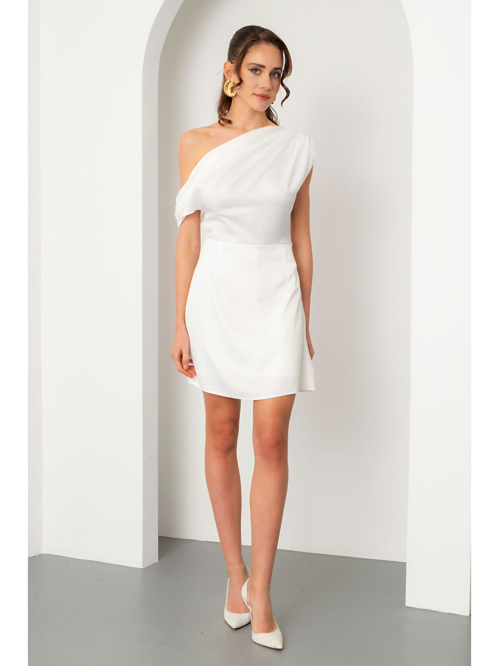 Kadın Beyaz Degaje Yaka Mini Saten Mezuniyet Abiye Elbise-1