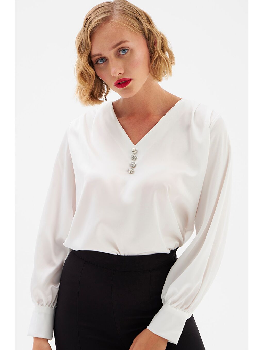 Düğme Detaylı Saten Bluz - Ekru-1