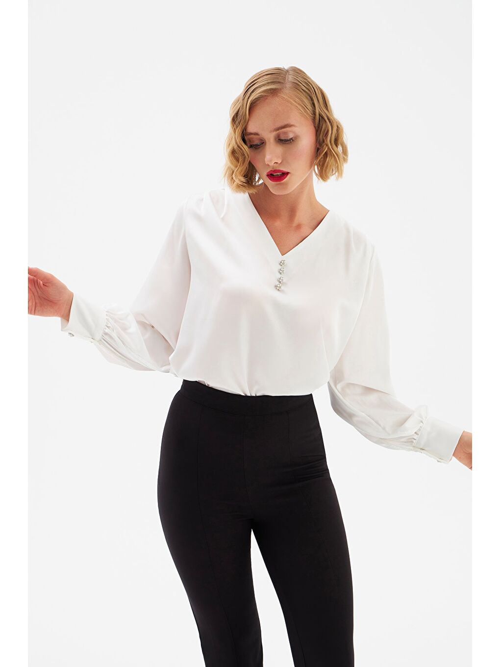 Düğme Detaylı Saten Bluz - Ekru-2