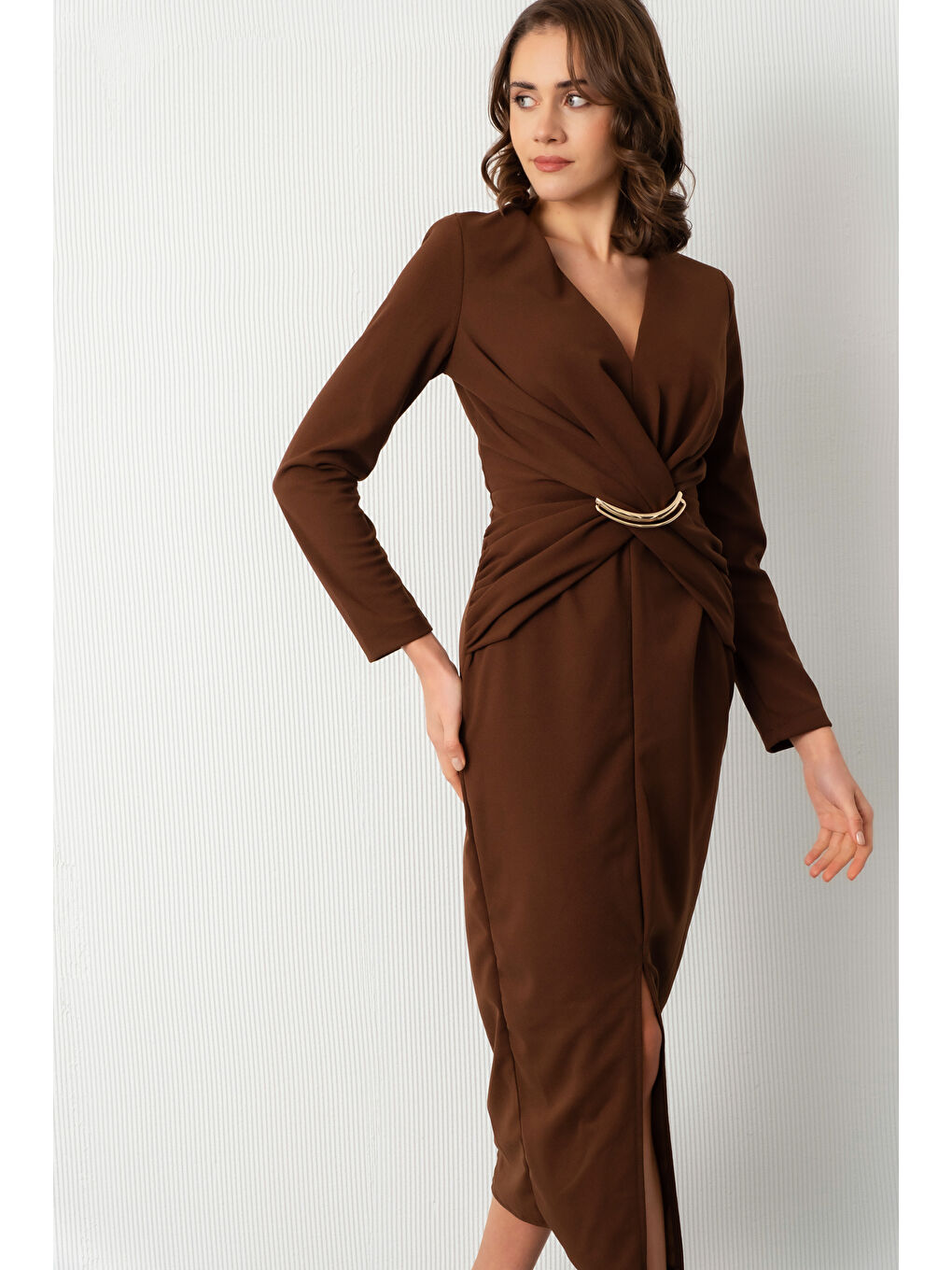 Kadın Kahverengi V Yaka Aksesuar Detay Yırtmaçlı Midi Davet Elbisesi-2