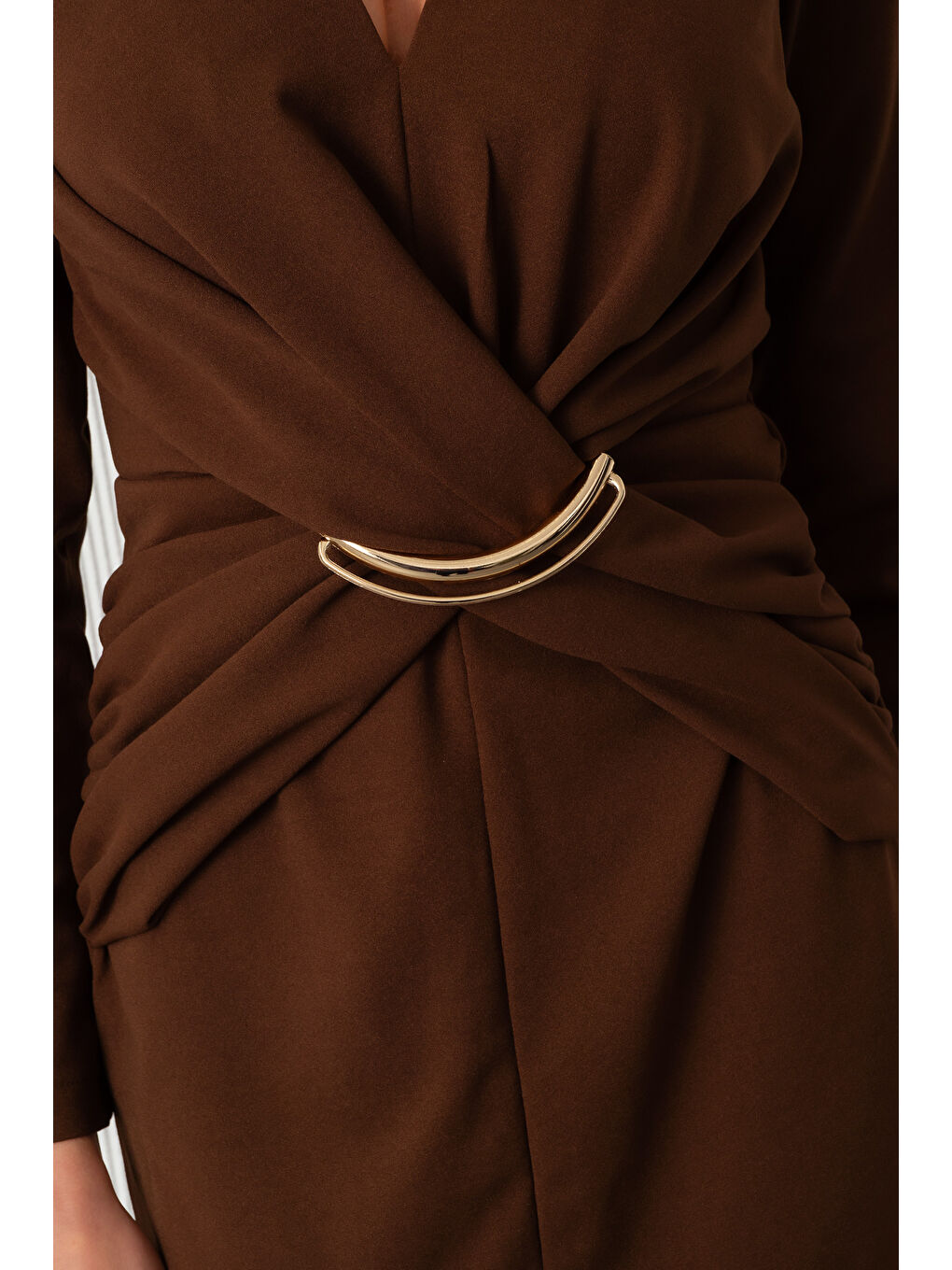 Kadın Kahverengi V Yaka Aksesuar Detay Yırtmaçlı Midi Davet Elbisesi-3