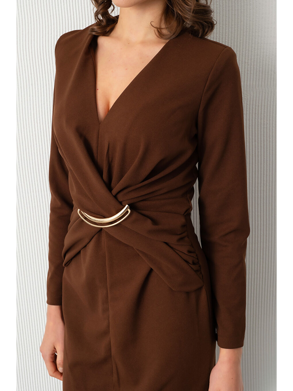 Kadın Kahverengi V Yaka Aksesuar Detay Yırtmaçlı Midi Davet Elbisesi-4
