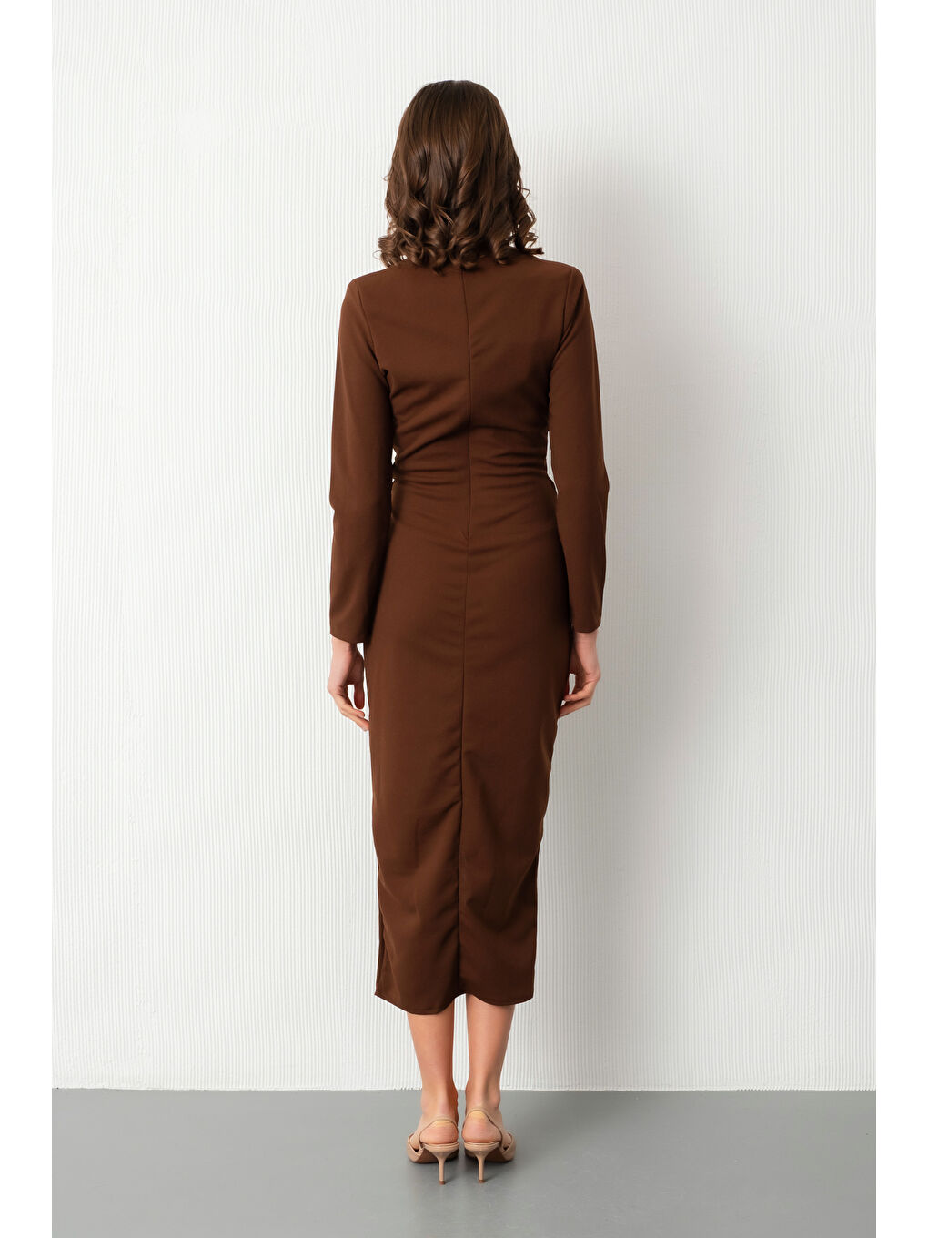 Kadın Kahverengi V Yaka Aksesuar Detay Yırtmaçlı Midi Davet Elbisesi-5