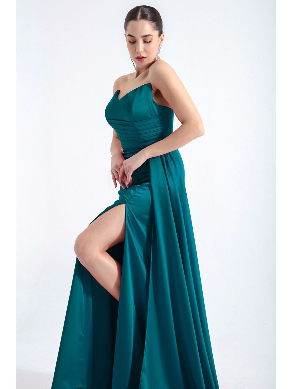 Kadın Zümrüt Yeşili Straplez Uzun Abiye Elbise-3