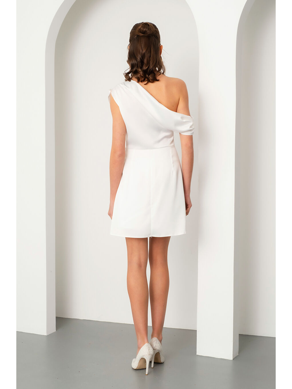 Kadın Beyaz Degaje Yaka Mini Saten Mezuniyet Abiye Elbise-5
