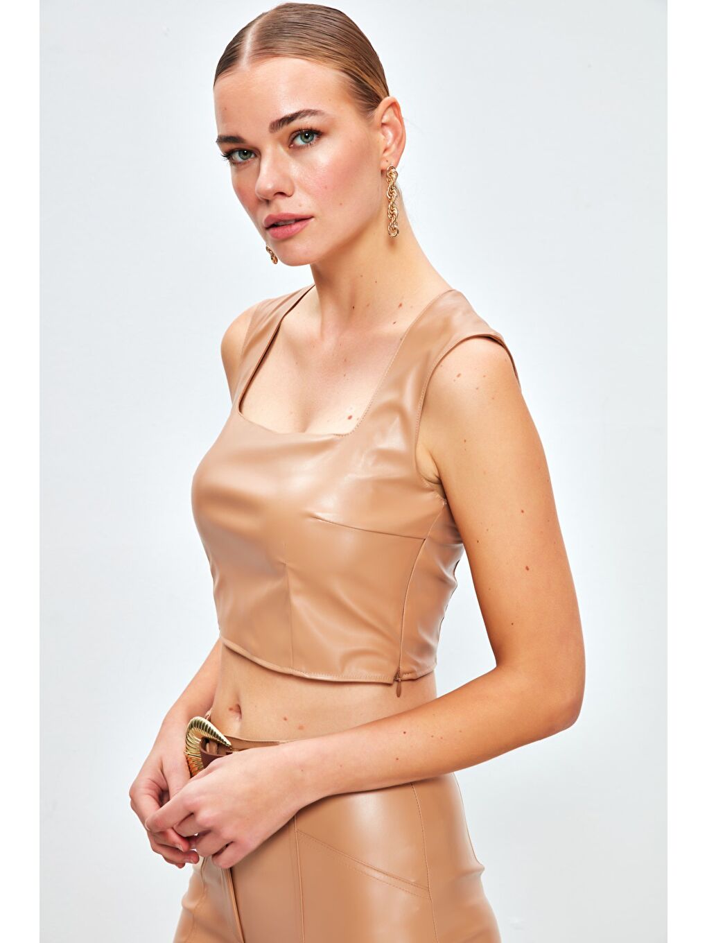 Kahverengi Kare Yaka Deri Crop Bluz - Camel