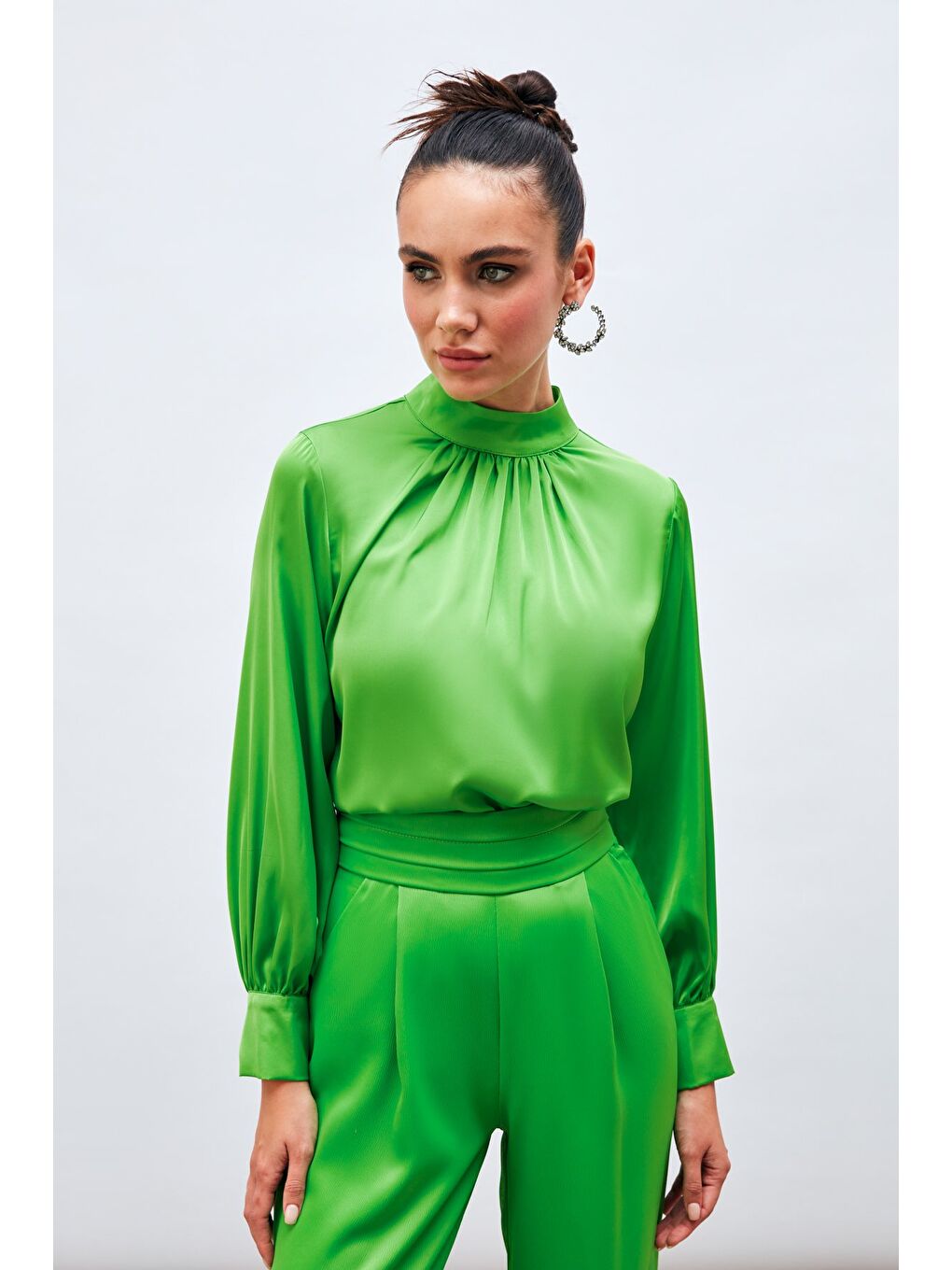 Yaka Detaylı Saten Bluz - Açık Yeşil-1
