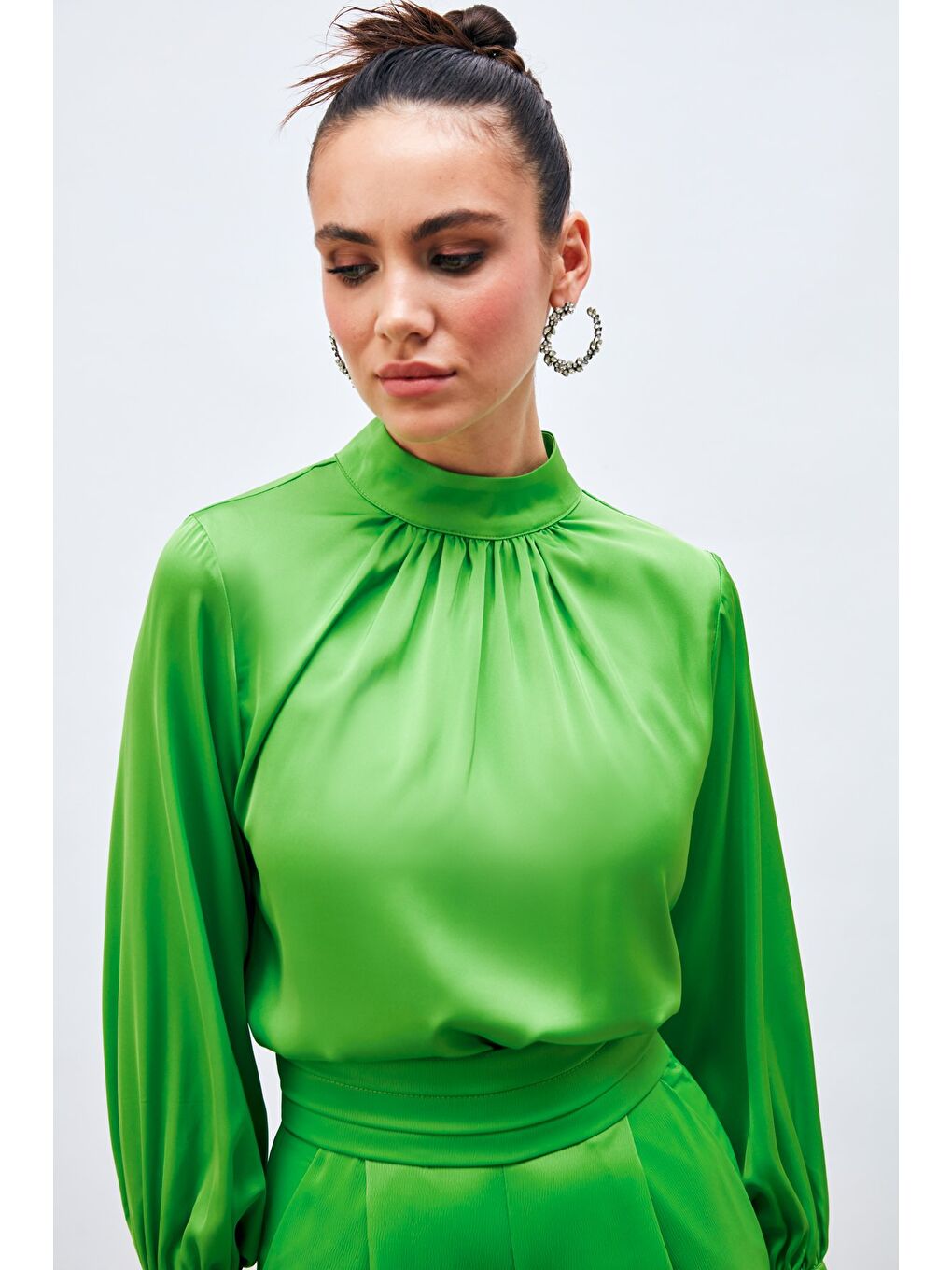 Yaka Detaylı Saten Bluz - Açık Yeşil-2