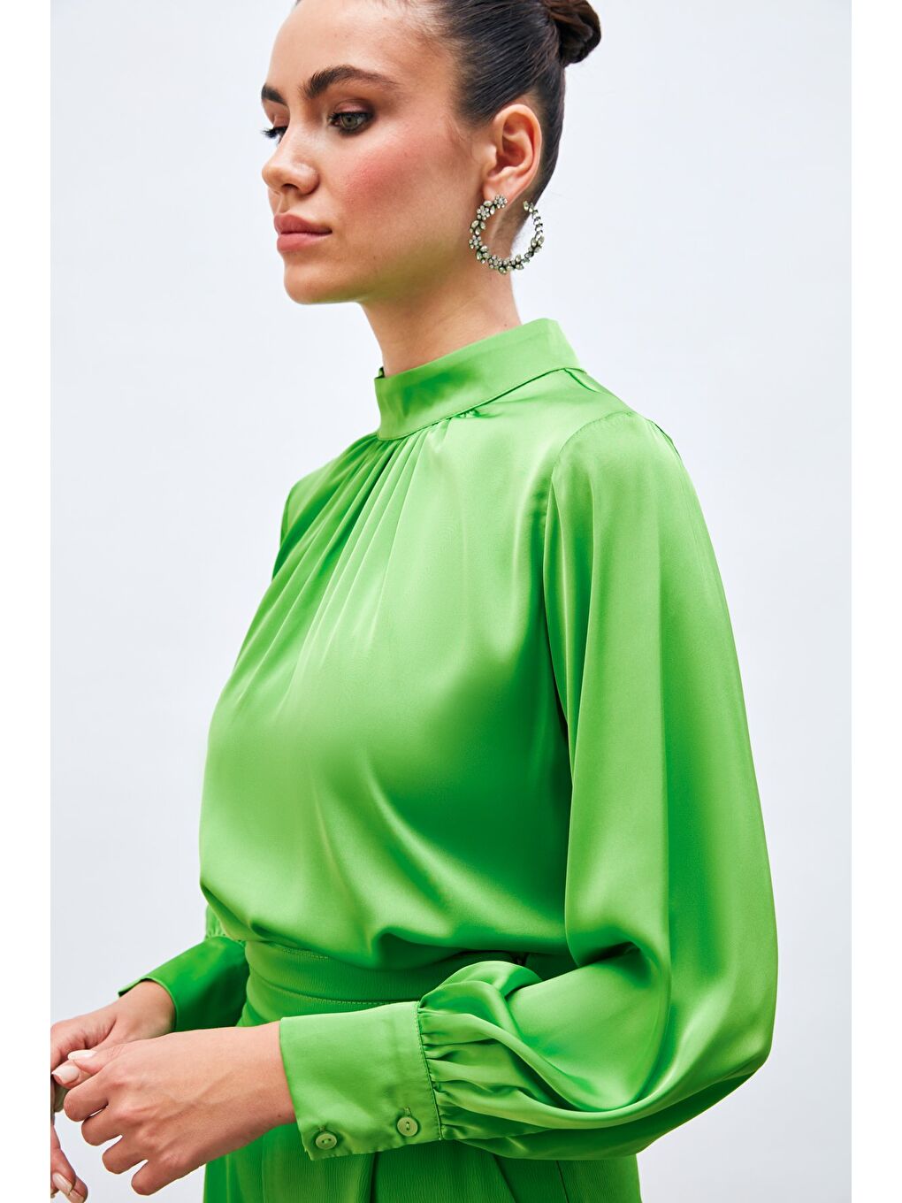 Yaka Detaylı Saten Bluz - Açık Yeşil-3