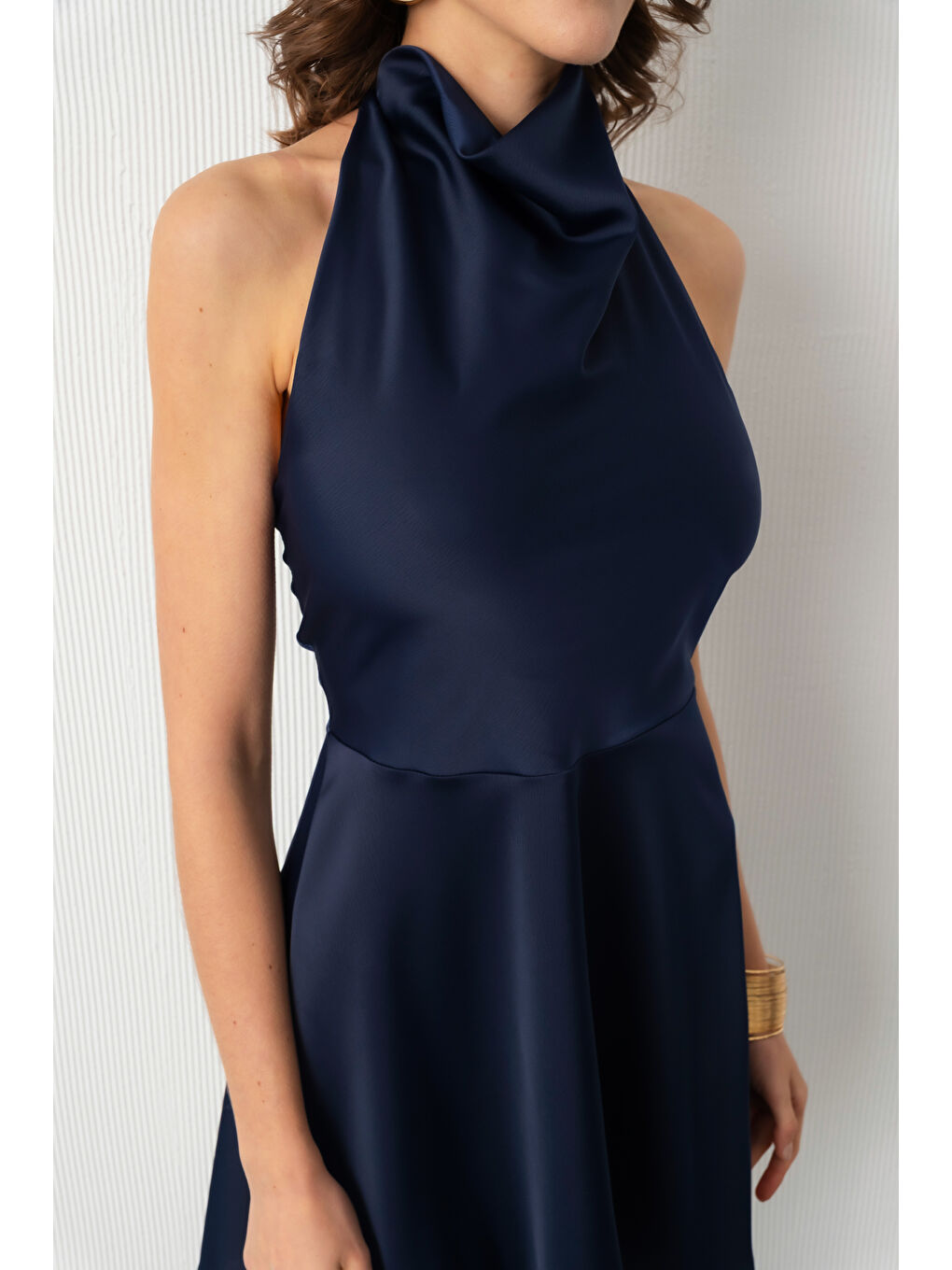 Kadın Lacivert Sırt Dekolteli Mini Saten Mezuniyet Abiye Elbise-4