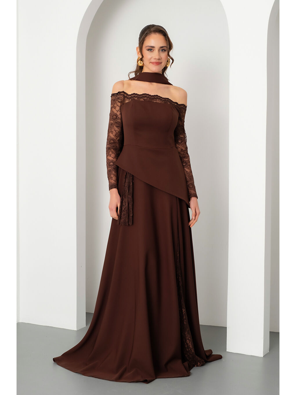 Kadın Kahverengi Kayık Yaka Dantel Detay Uzun Abiye Elbise