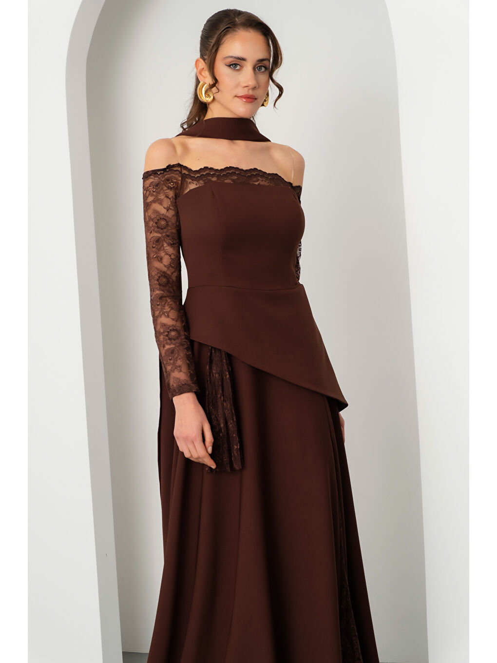 Kadın Kahverengi Kayık Yaka Dantel Detay Uzun Abiye Elbise-1