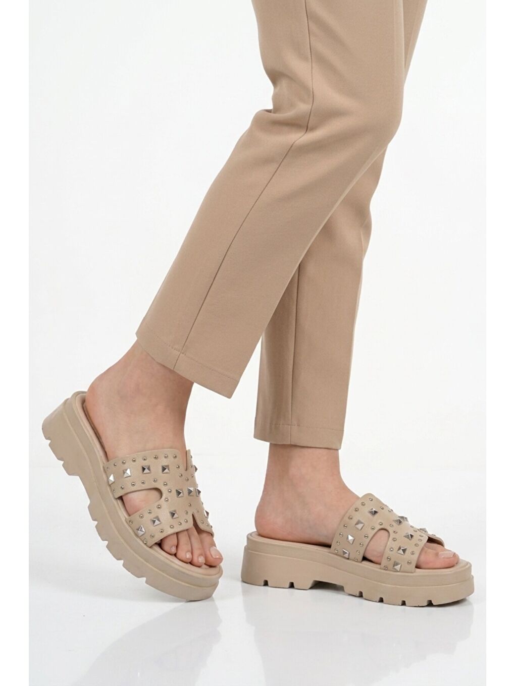 Bej Hafif Kalın Taban Kadın Terlik 35350 Z