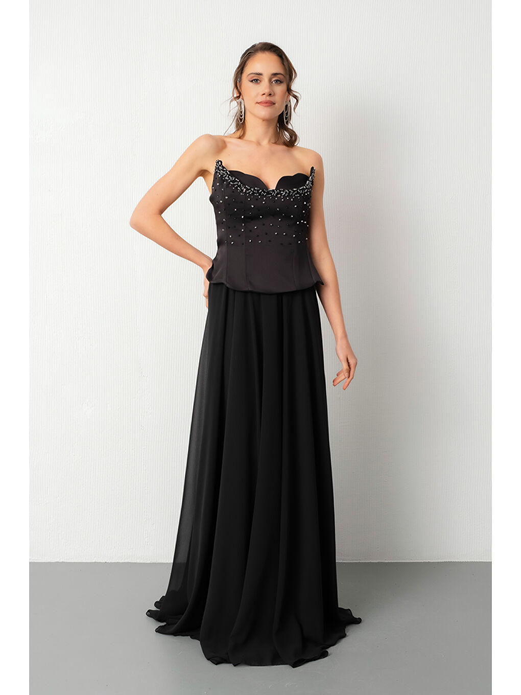 Kadın Siyah Straplez Yaka Taşlı Peplum Detay Uzun Abiye Elbise-1