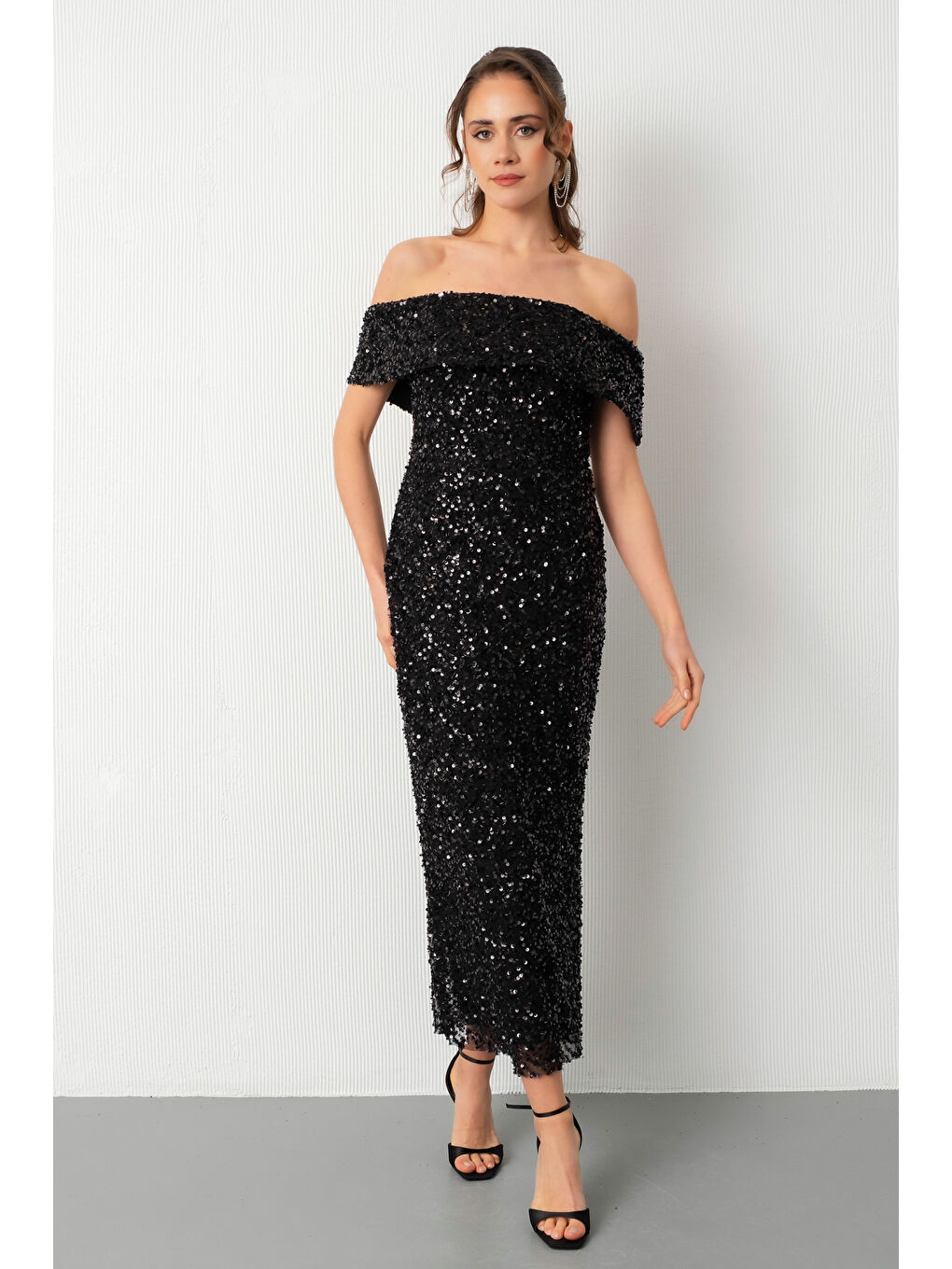 Kadın Siyah Madonna Yaka Pul Payet Midi Abiye Elbise