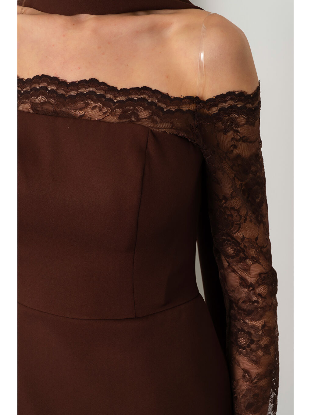Kadın Kahverengi Kayık Yaka Dantel Detay Uzun Abiye Elbise-3