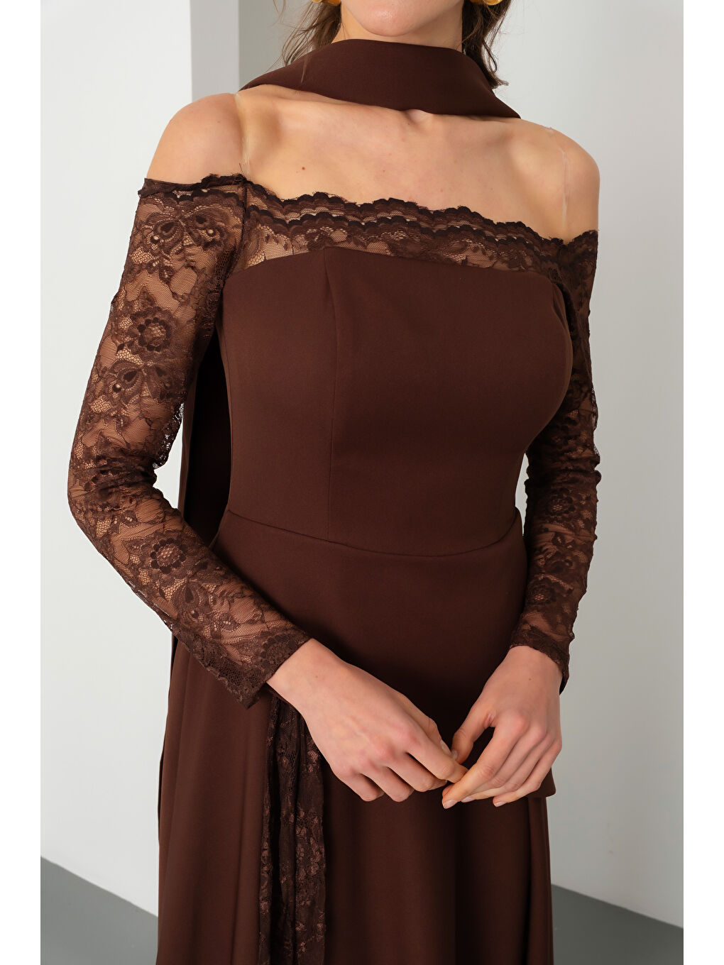 Kadın Kahverengi Kayık Yaka Dantel Detay Uzun Abiye Elbise-4