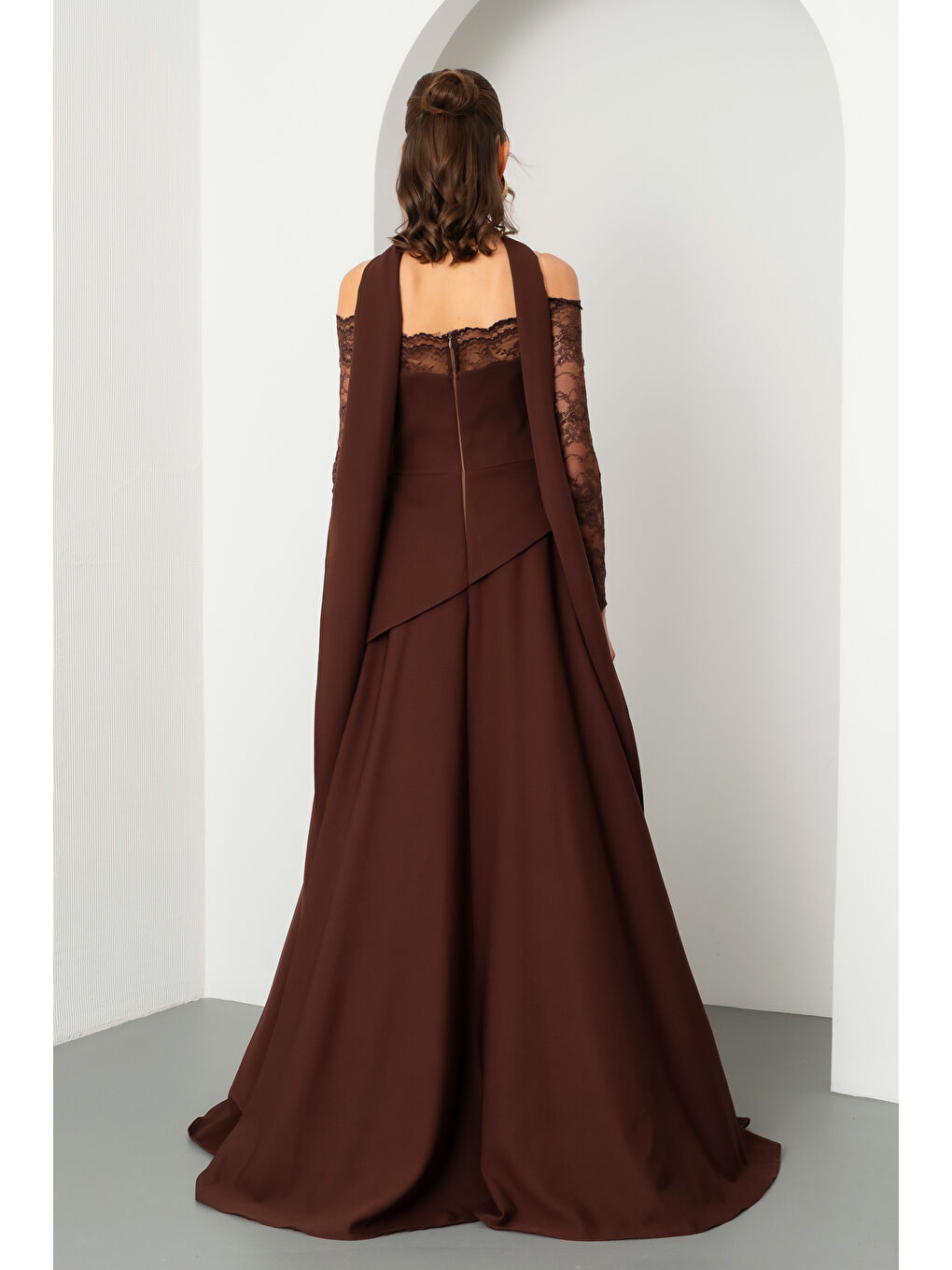 Kadın Kahverengi Kayık Yaka Dantel Detay Uzun Abiye Elbise-5