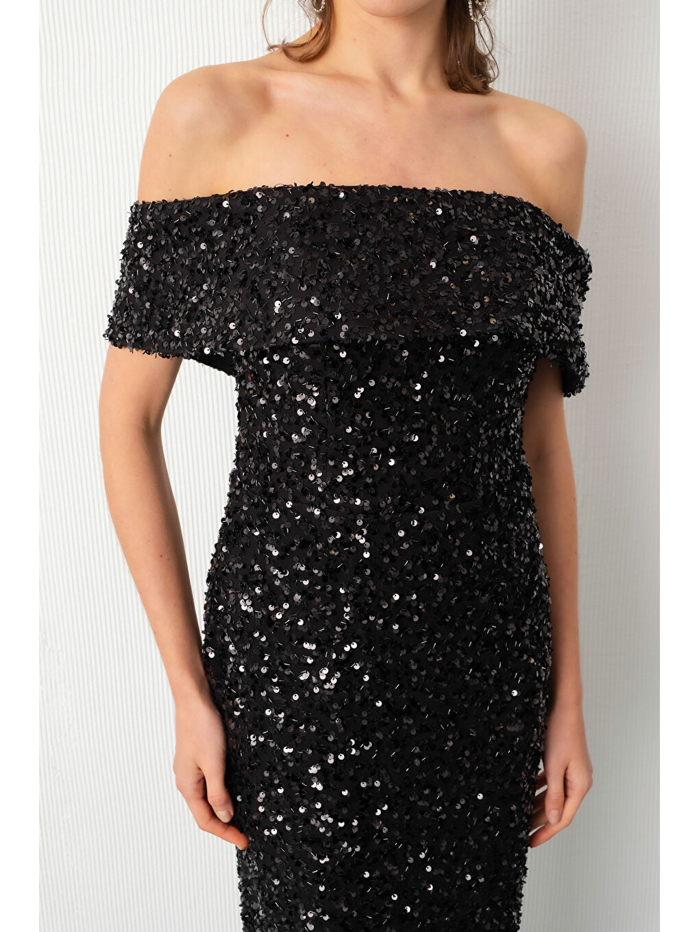 Kadın Siyah Madonna Yaka Pul Payet Midi Abiye Elbise-4