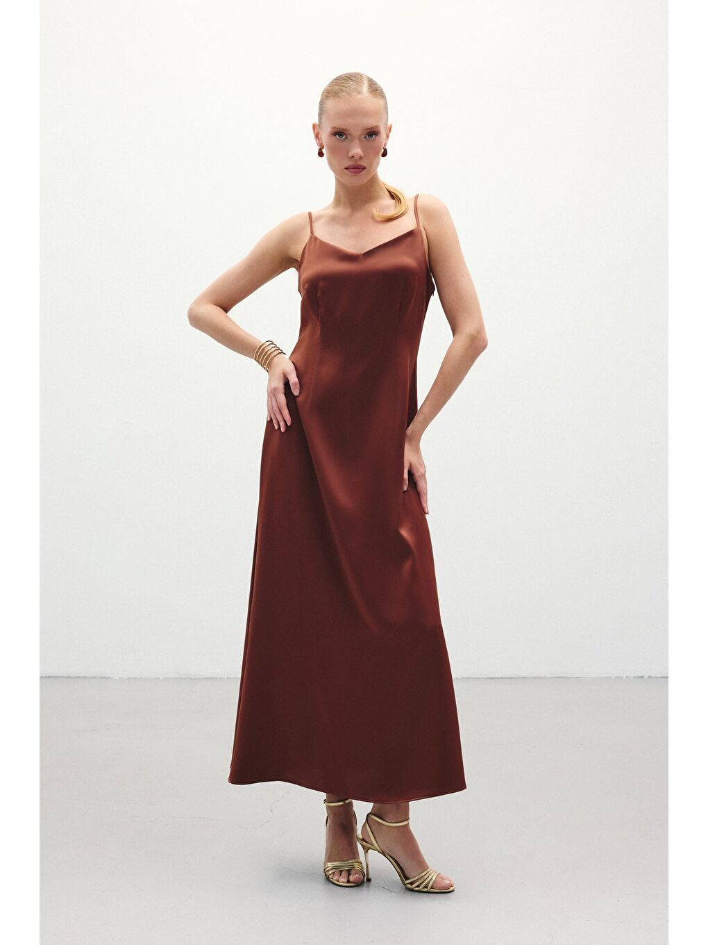 Kahverengi Askılı Uzun Saten Elbise - Kahve