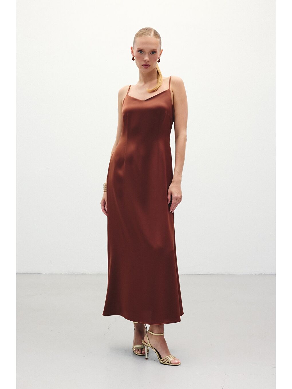 Kahverengi Askılı Uzun Saten Elbise - Kahve-1