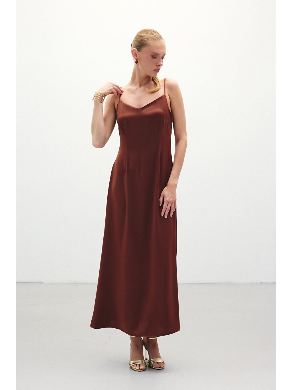Kahverengi Askılı Uzun Saten Elbise - Kahve-3