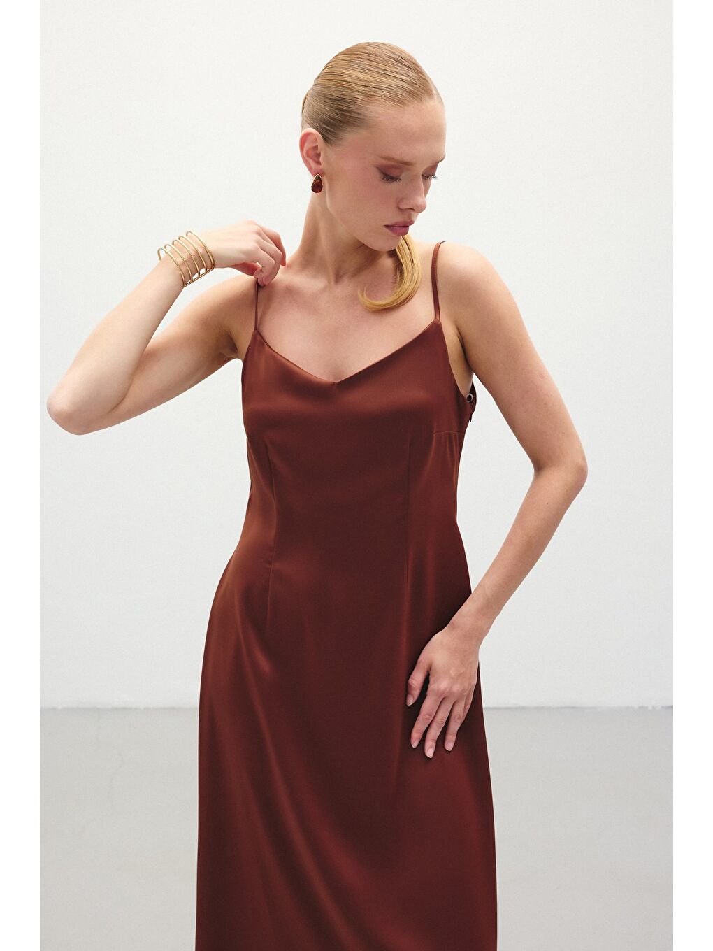 Kahverengi Askılı Uzun Saten Elbise - Kahve-4