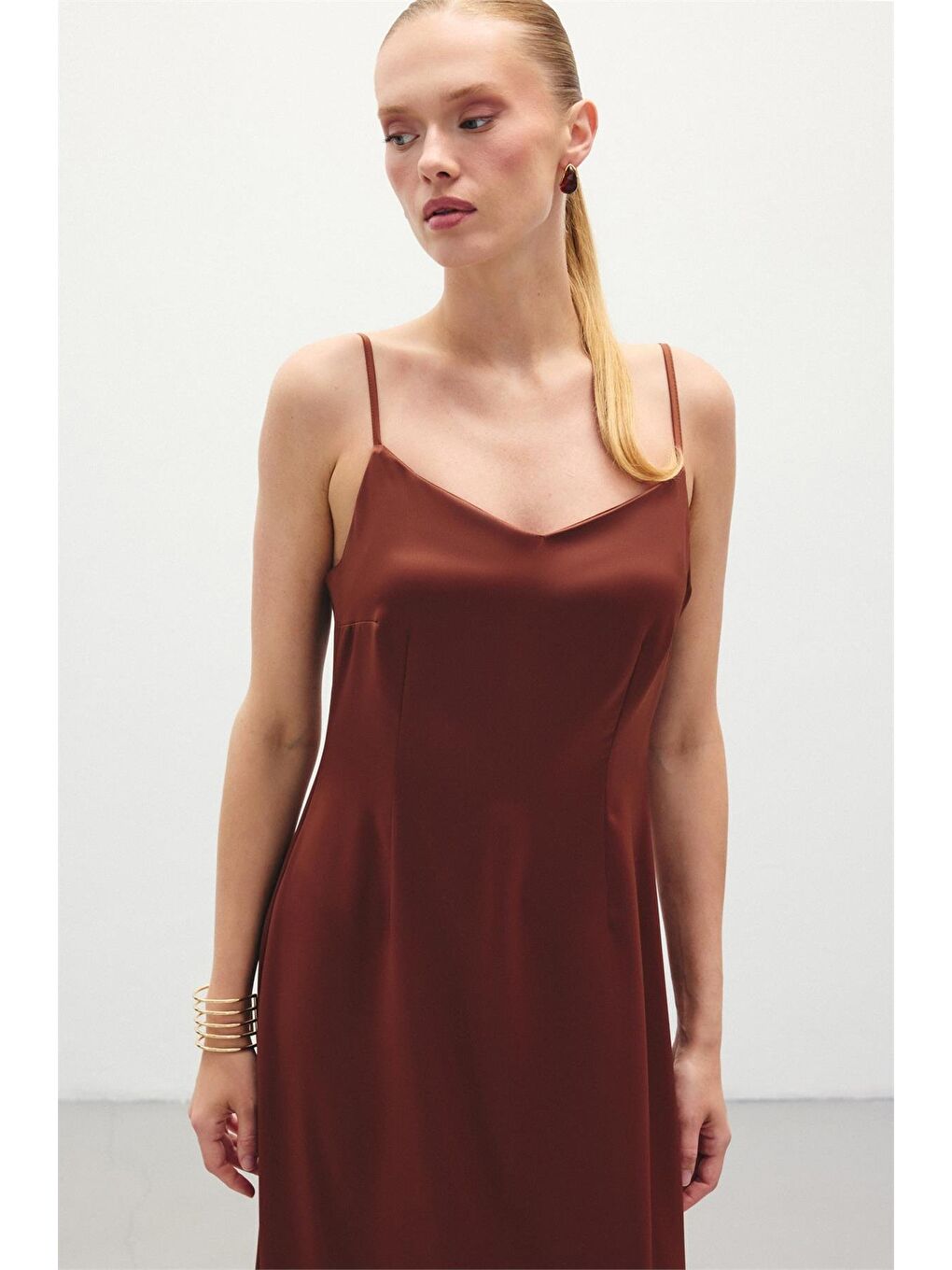 Kahverengi Askılı Uzun Saten Elbise - Kahve-5