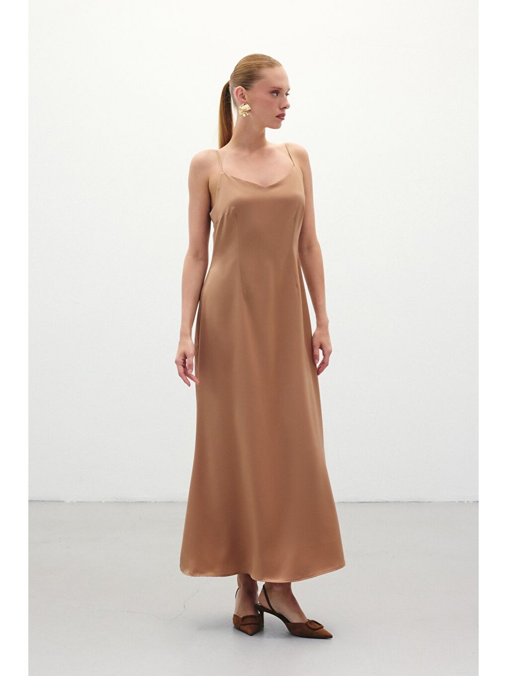 Kahverengi Askılı Uzun Saten Elbise - Camel
