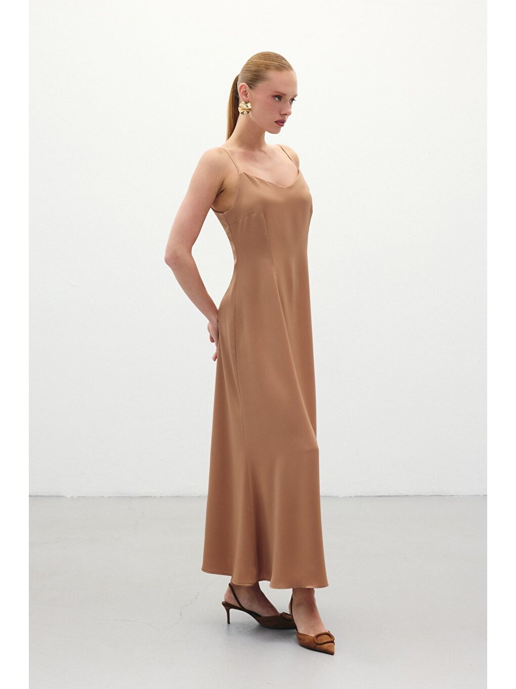 Kahverengi Askılı Uzun Saten Elbise - Camel-2
