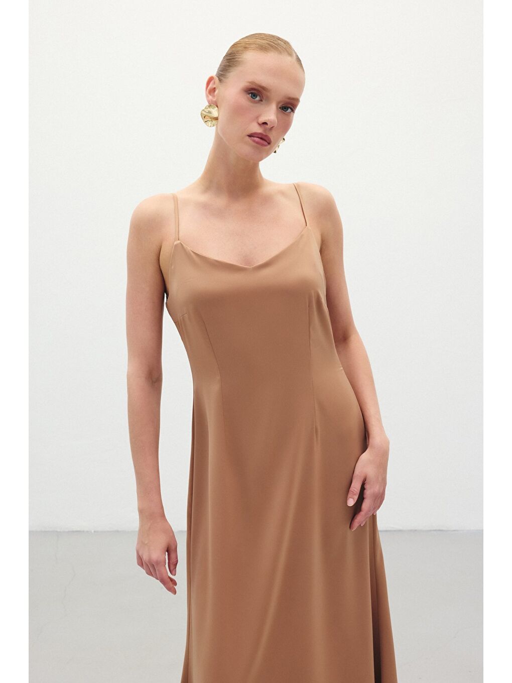 Kahverengi Askılı Uzun Saten Elbise - Camel-3