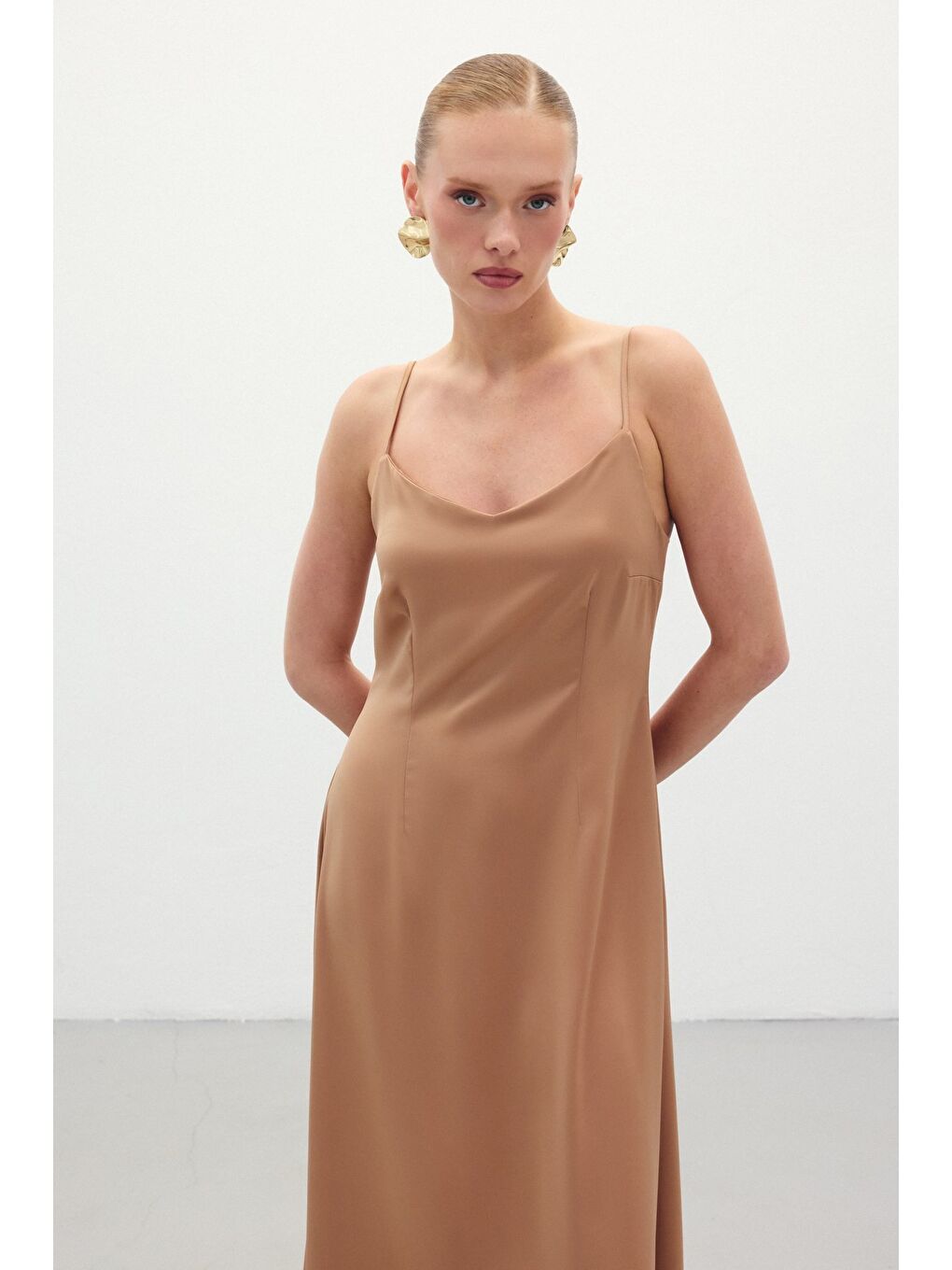 Kahverengi Askılı Uzun Saten Elbise - Camel-4