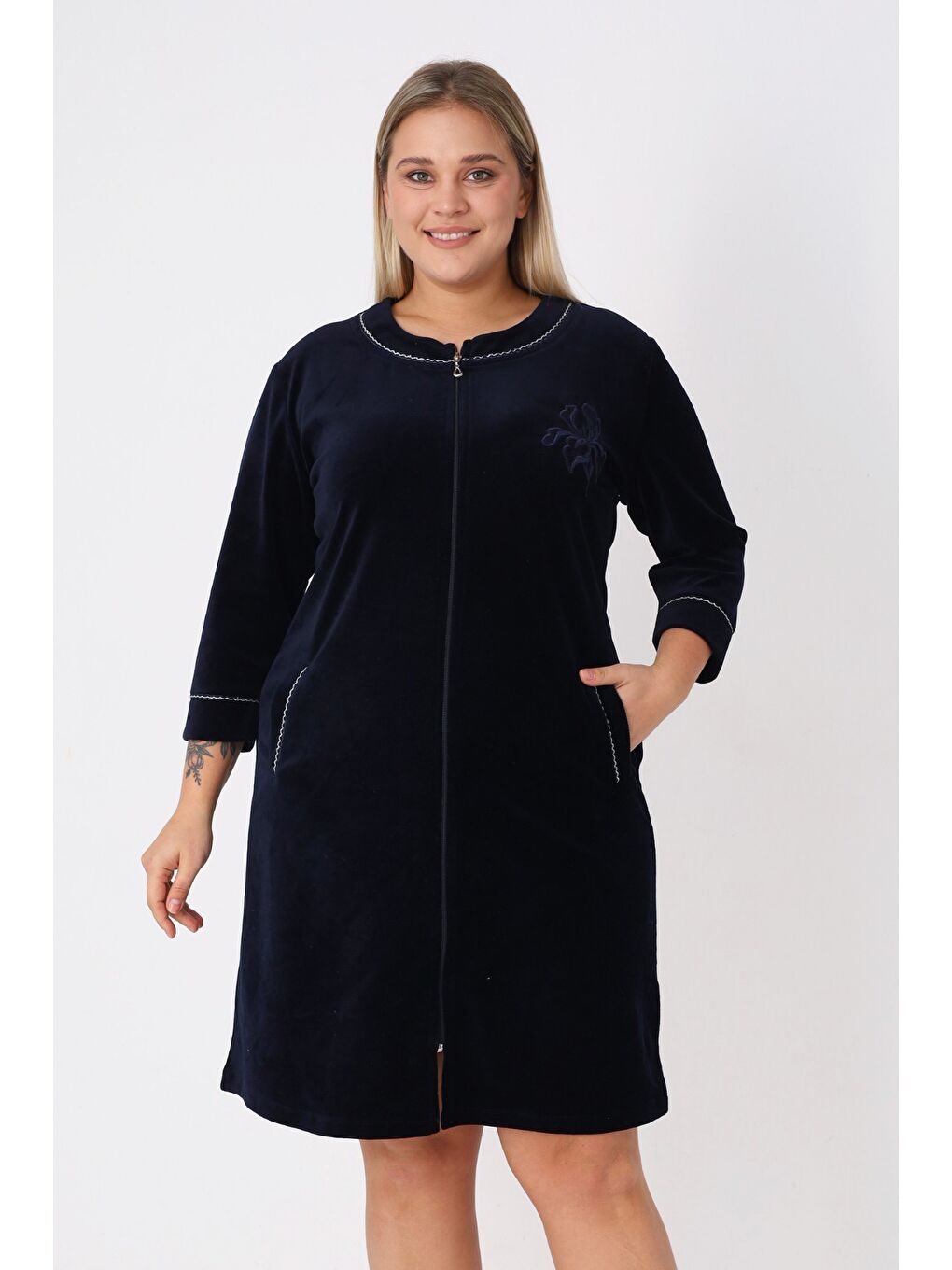 Kadın Büyük Beden Lacivert Pamuklu Kadife Fermuarlı Şerit Detaylı Nakışlı Cepli Truvakar Kol Elbise