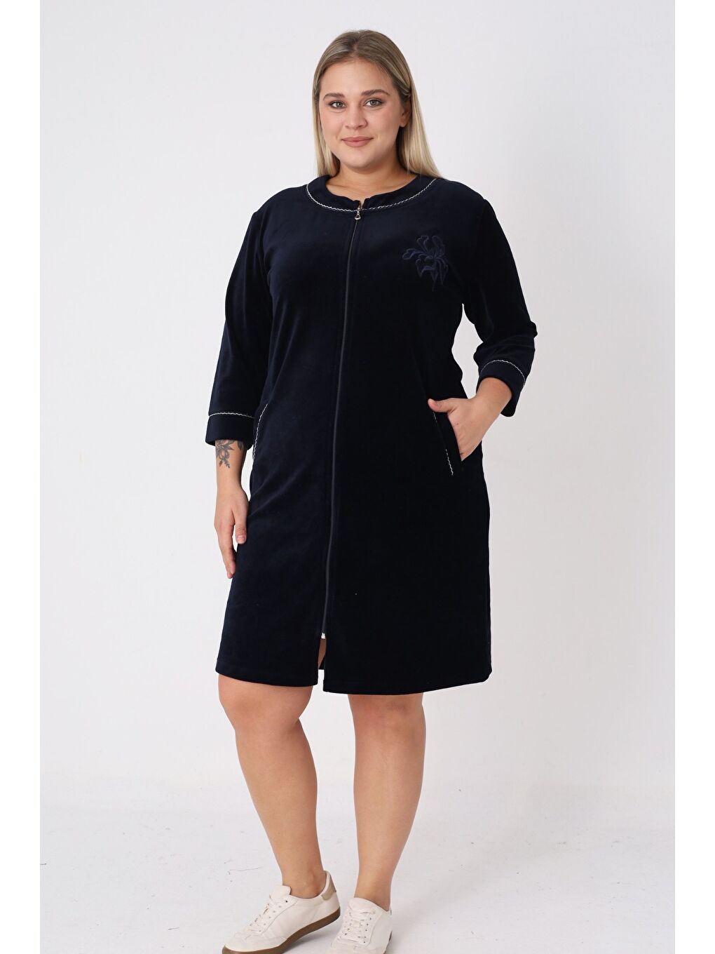 Kadın Büyük Beden Lacivert Pamuklu Kadife Fermuarlı Şerit Detaylı Nakışlı Cepli Truvakar Kol Elbise-1