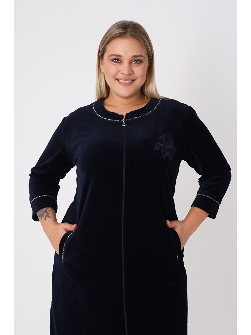 Kadın Büyük Beden Lacivert Pamuklu Kadife Fermuarlı Şerit Detaylı Nakışlı Cepli Truvakar Kol Elbise-2